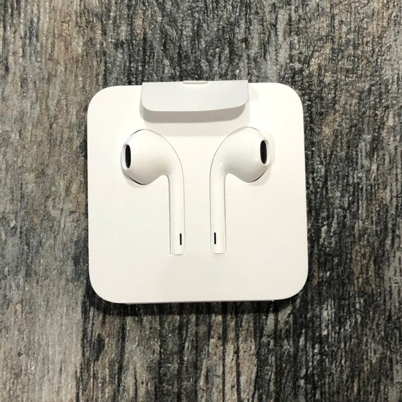 NEW Apple Ear Pods with Lightning Connector - Picture 1 of 9